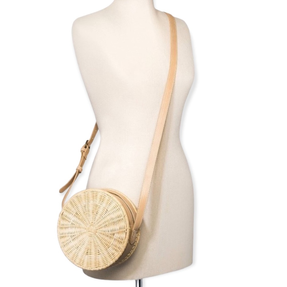 Universal Thread Round Zip Closure Straw Bag